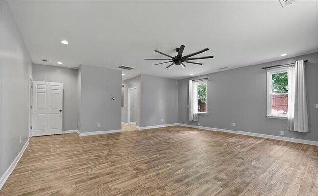 Building Photo - 3520 Mystic Dr