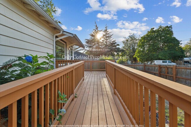 Building Photo - Two Bedroom, Single Level with an Entry Ramp - Large Fenced Yard!