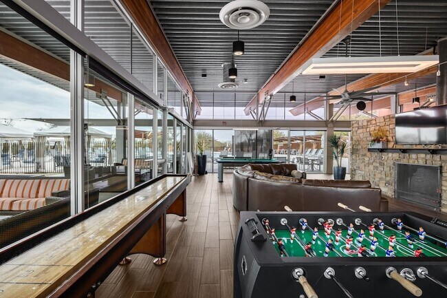 Building Photo - 3983 E Cat Balue Dr