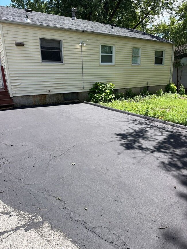 Building Photo - Beautiful 3 Bed 1 Bath For Rent!
