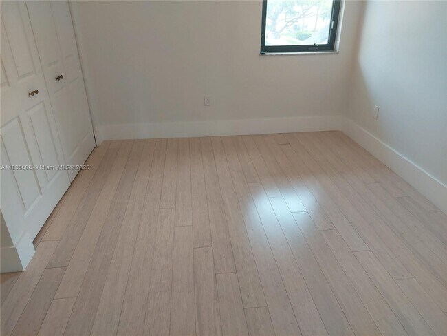 Building Photo - 350 Poinciana Island Dr