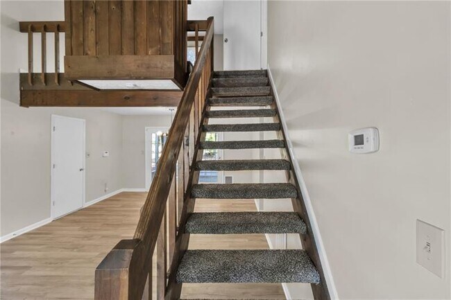 Building Photo - 3040 Clearbrook Dr