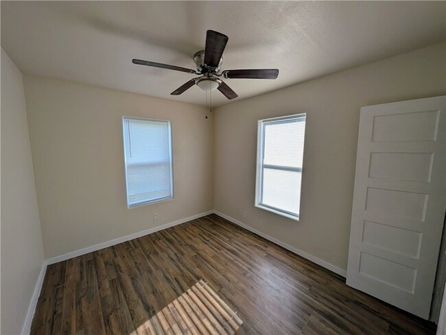 Building Photo - 637 Jester St