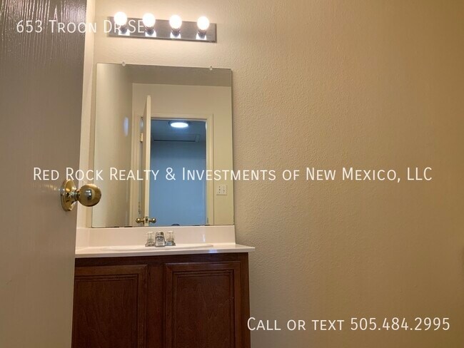 Building Photo - 653 Troon Dr SE