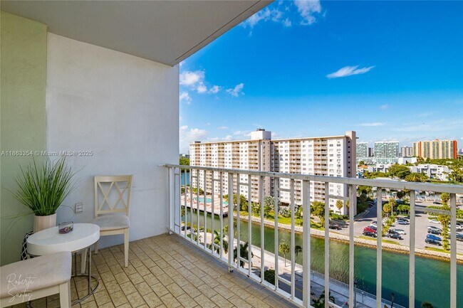 Building Photo - 500 Bayview Dr