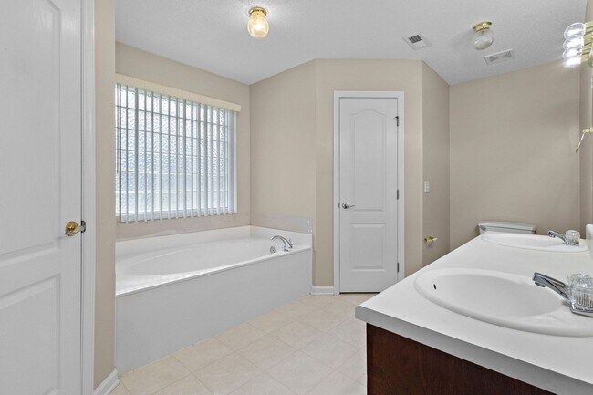 Building Photo - Large Home in Harvest