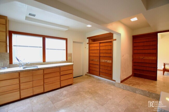 Building Photo - Timeless 4 Bedroom in West Montclair