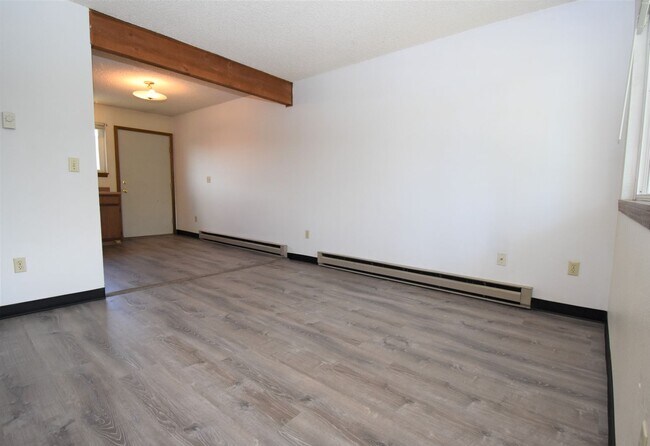 Building Photo - Great Location! Top Floor 2 bed 1 bath and...