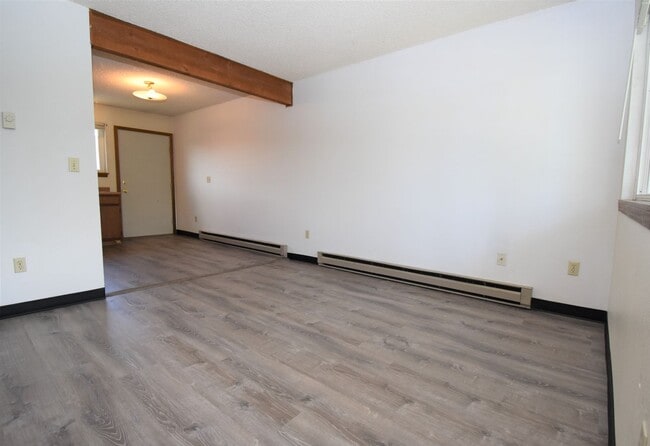 Building Photo - Great Location! Top Floor 2 bed 1 bath and detached garage!