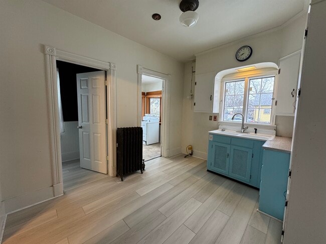 Building Photo - 916 9th St