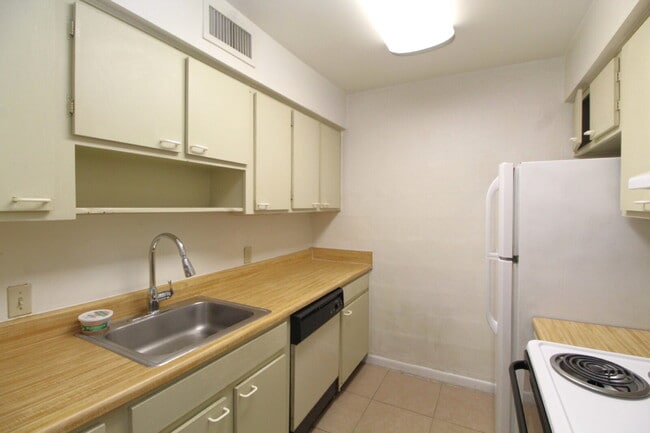 Building Photo - Bayfront Living Minutes from Downtown, NAS...