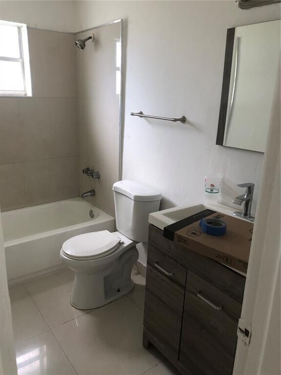 Building Photo - 839 NW 14th Way