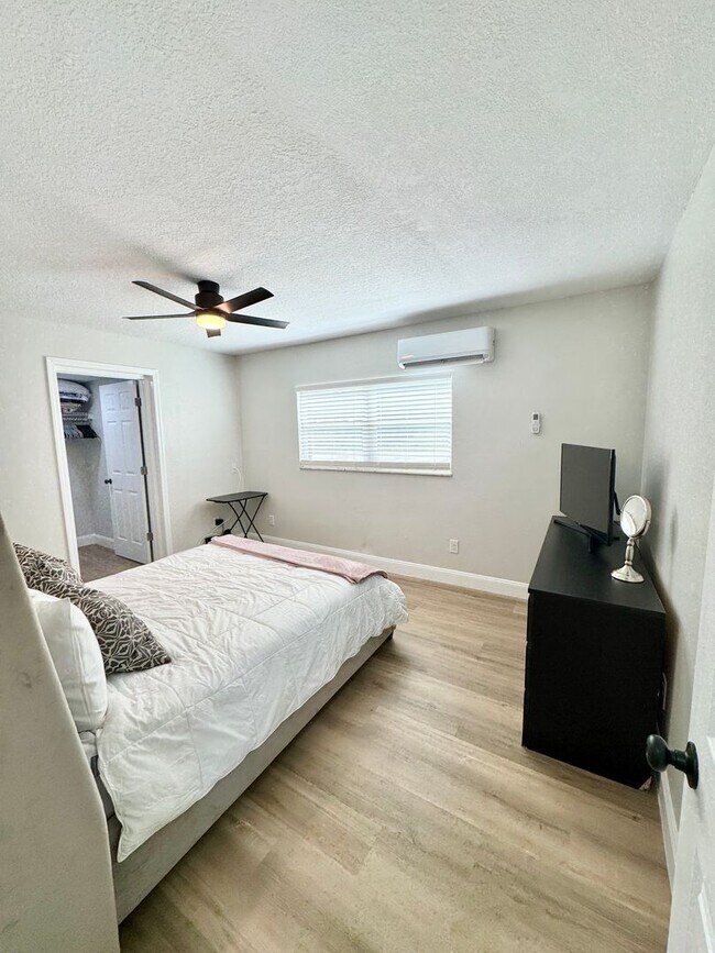 Building Photo - Fully Furnished Down Town Clermont Short T...