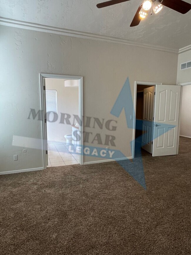 Building Photo - 3 Bedroom Home in Roadrunner Area!