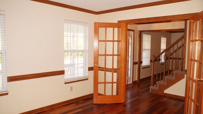 Building Photo - 1221 Clearwater Ln