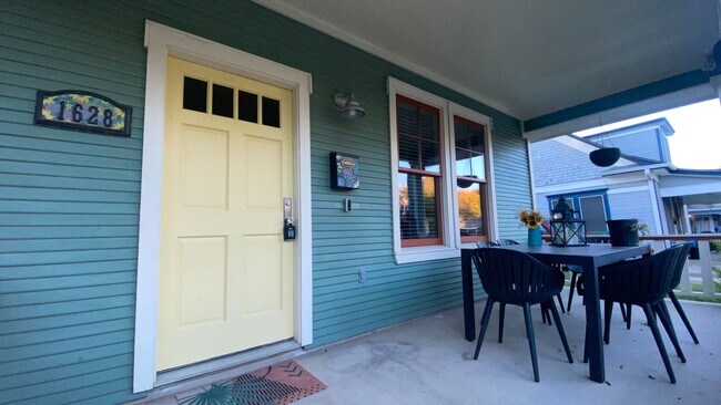 Building Photo - Craftsman-Style Home in Historic Fairmount!