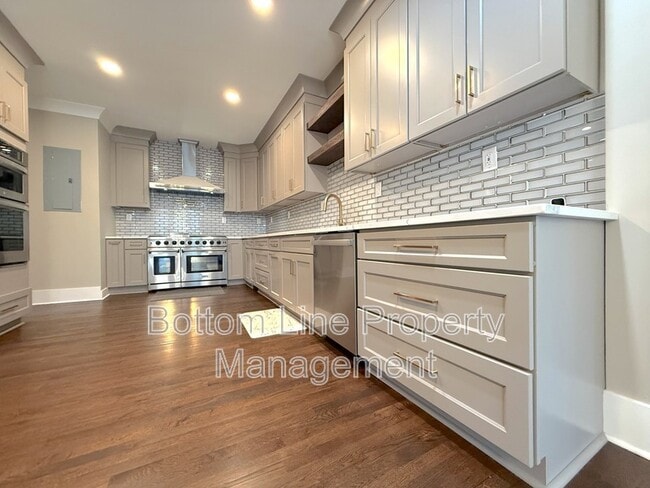 Building Photo - 621 S Summit Ave