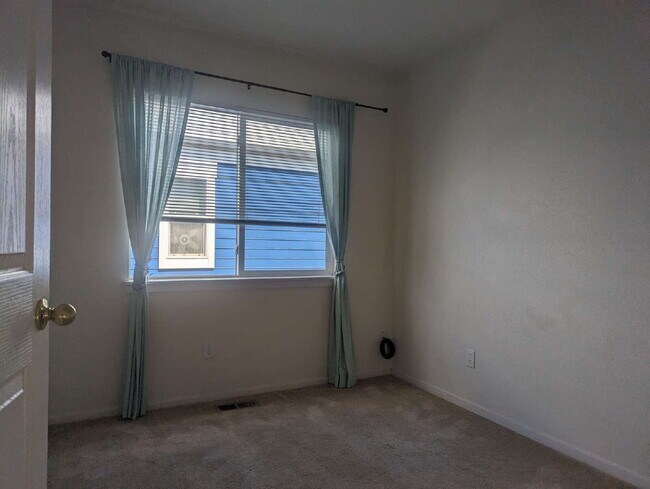 Building Photo - Desirable West Longmont Home!