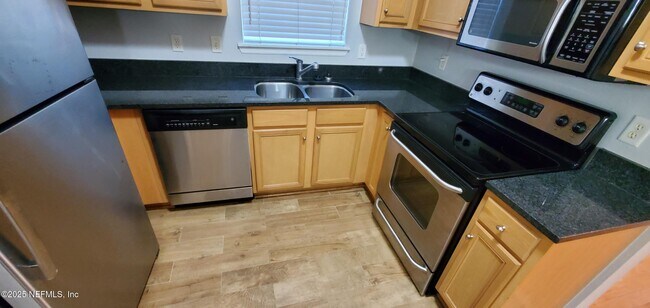 Building Photo - 7800 Point Meadows Dr