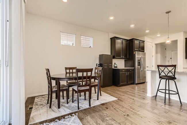 Building Photo - **** SPECIAL OFFER: 1 Month Rent FREE, if lease by July 1st week ****** Beautiful 4 bed, 4 bath h...