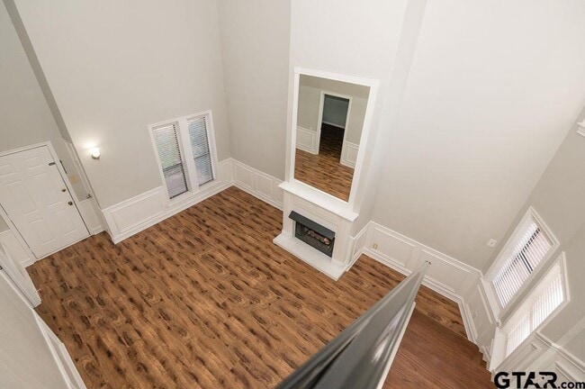 Building Photo - 5827 Hollytree Dr