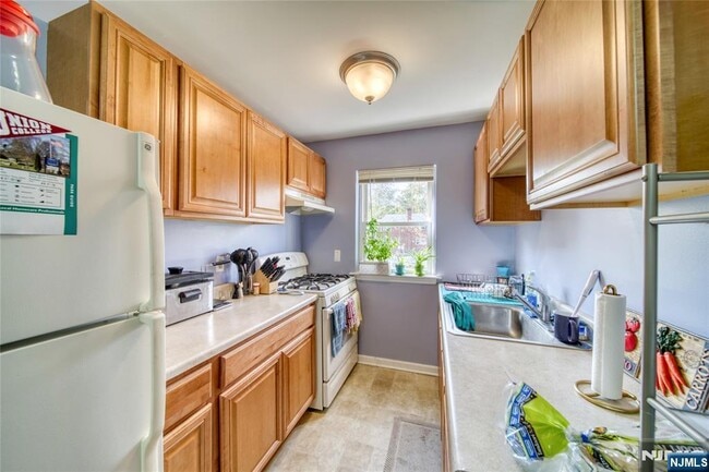 Building Photo - 132 Regency Park