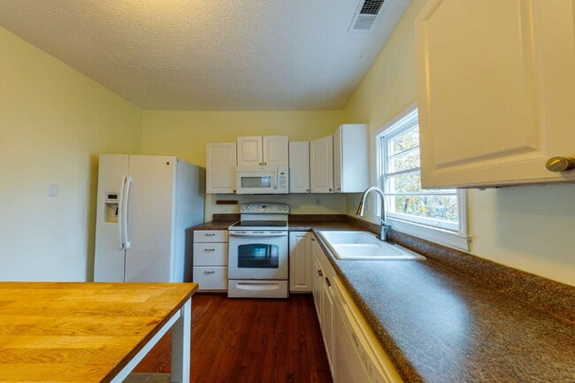 Building Photo - NOW AVAILABLE!  Charming East Nashville Bungalow for Lease!