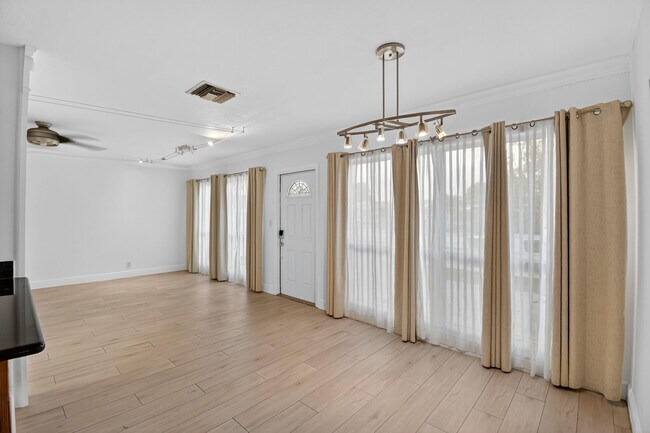 Building Photo - 1606 NE 15th Ave