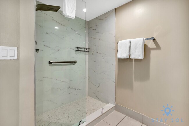 Building Photo - 2602 E Hallandale Beach Blvd
