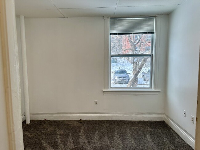 Building Photo - "Charming Studio Retreat on East 3rd Street – Your Cozy Duluth Escape!"