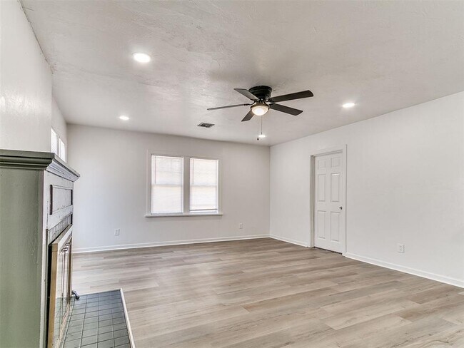 Building Photo - 2204 N Hood St