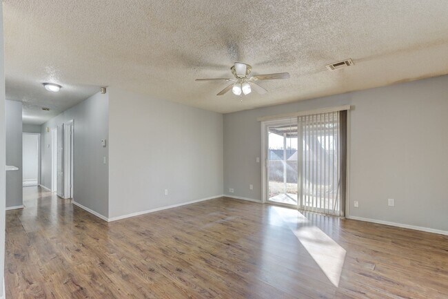 Building Photo - 4 bed house in Yukon!