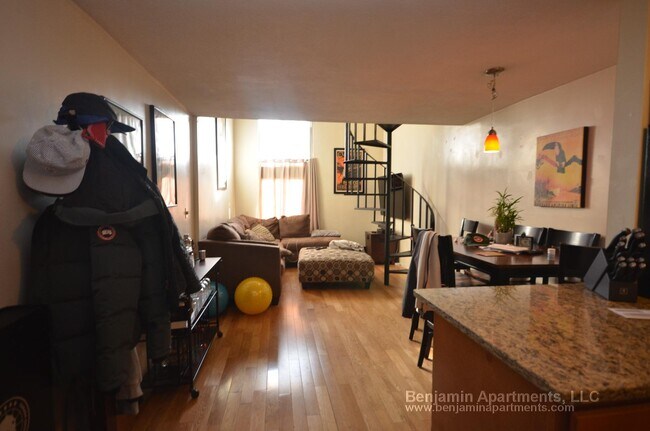 Building Photo - 385 Dorchester St