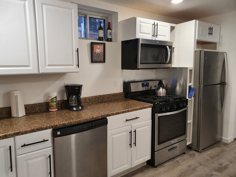 Building Photo - 135 Cedar St