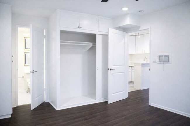 Building Photo - 733 Manhattan Beach Blvd