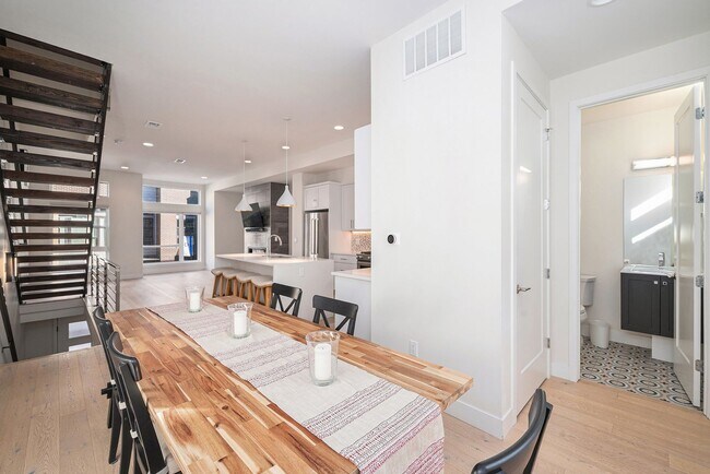 Building Photo - Spacious 3-Bedroom Townhome in the Heart o...