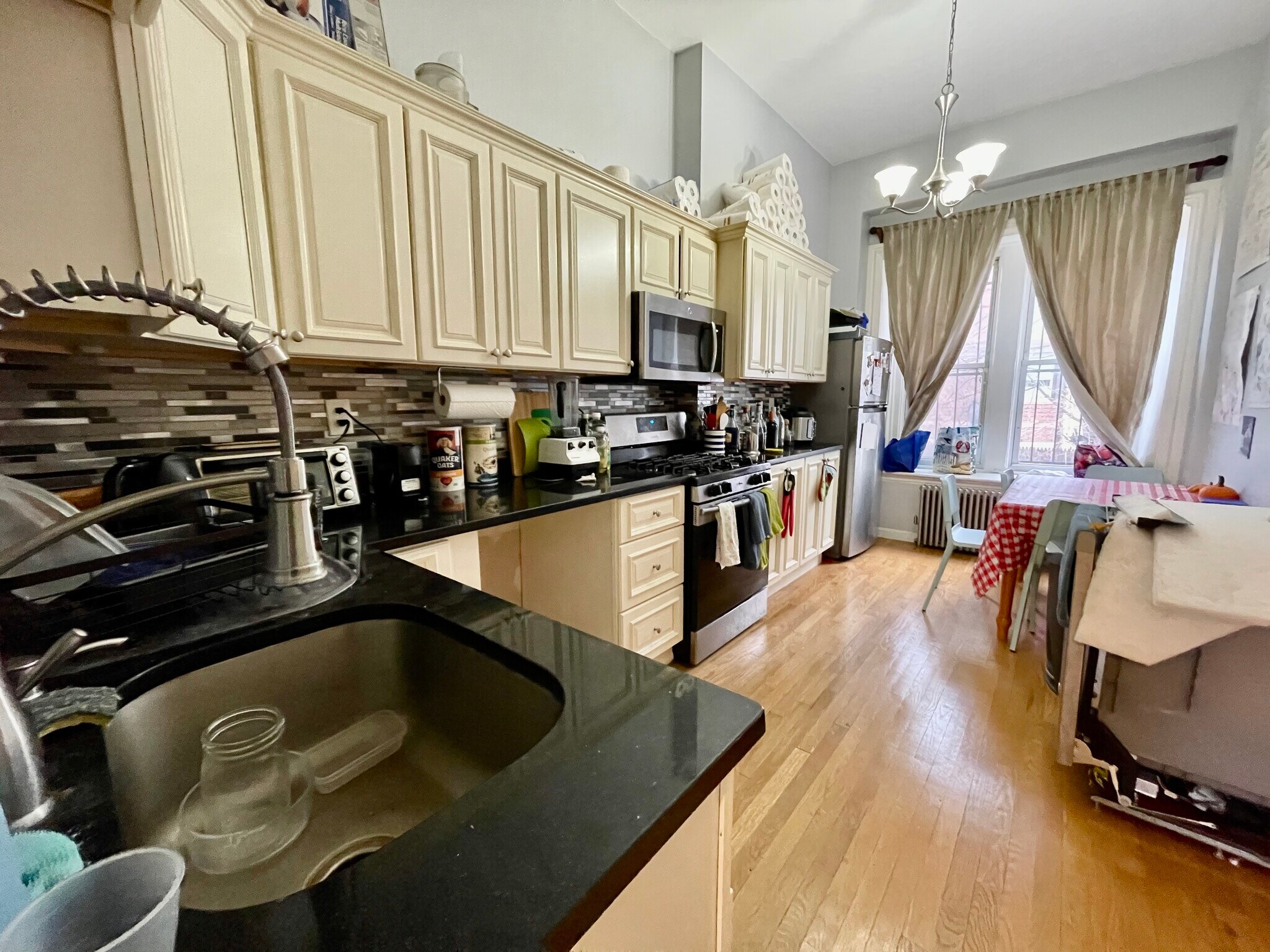 Building Photo - 686 Parker St