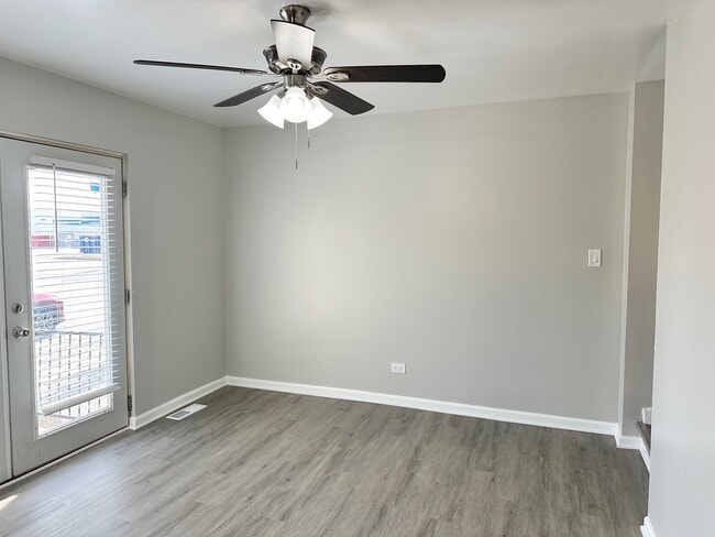 Building Photo - 1721 E Roosevelt Rd