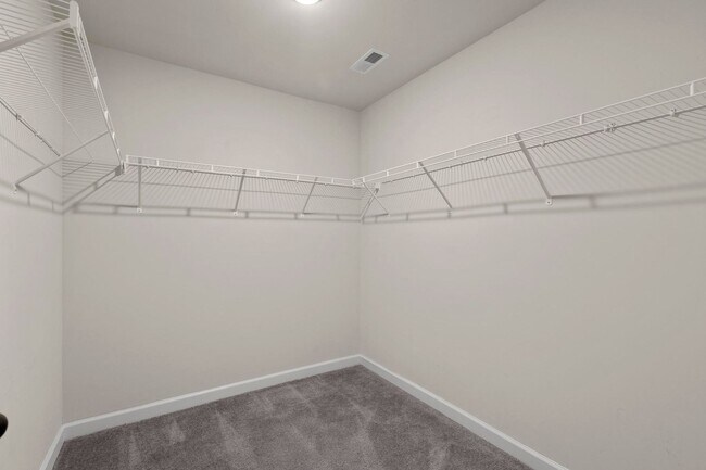 Building Photo - 3 bedroom with BONUS room in community pool neighborhood!