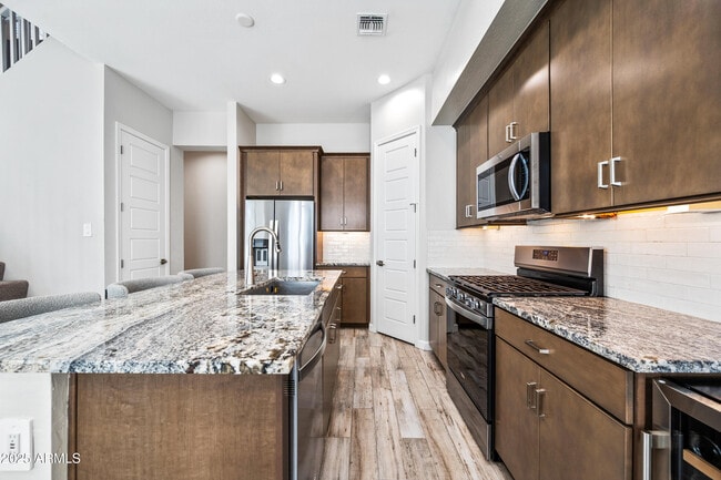 Building Photo - 4827 E Village Dr