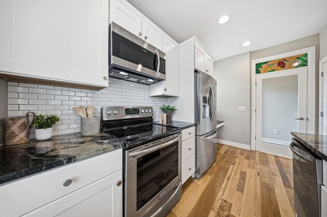 Building Photo - 567 Lathrop St
