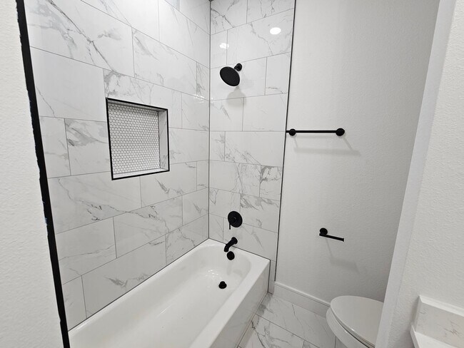 Building Photo - Ready for immediate move in!