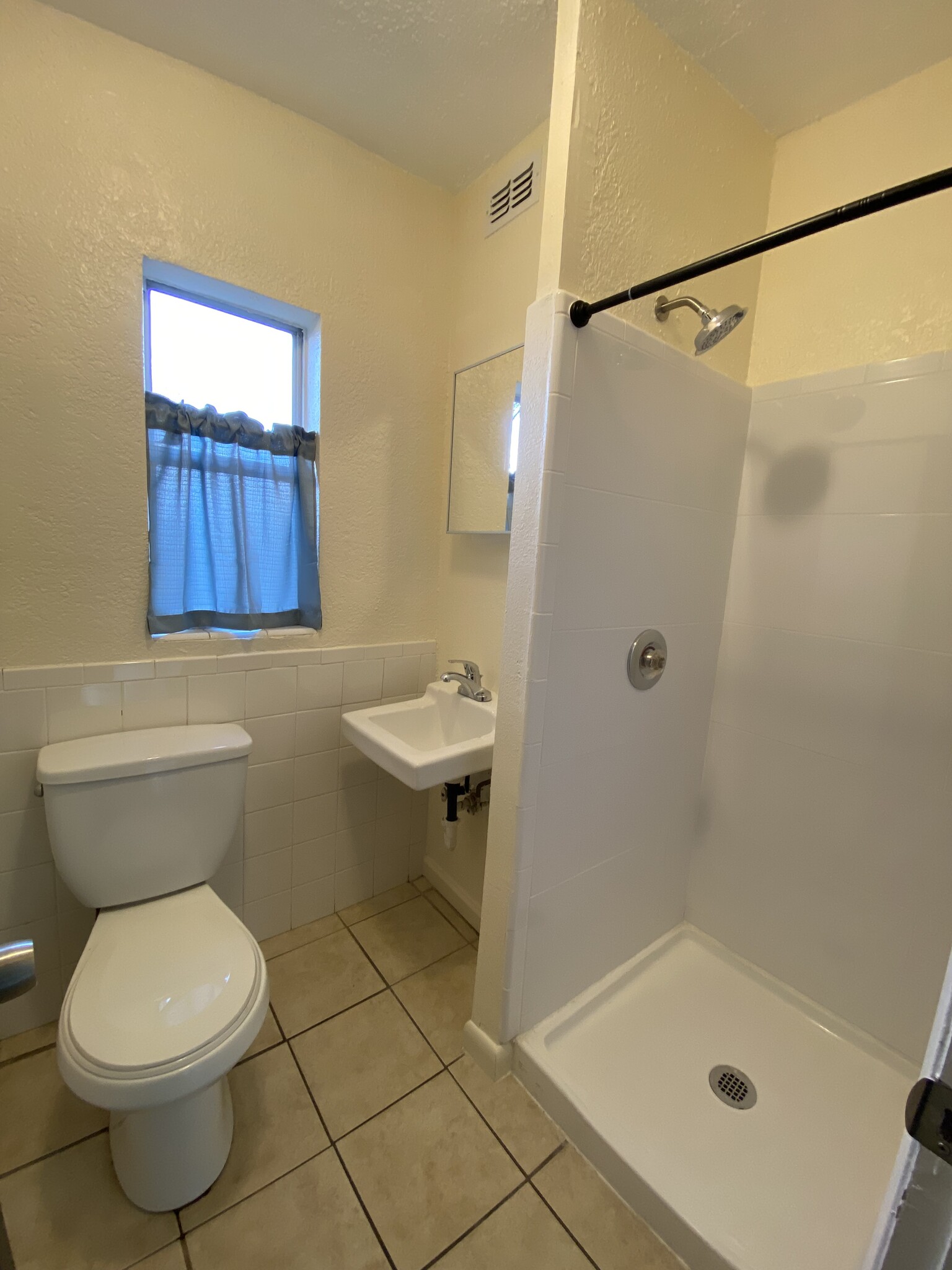 Bedroom 2 bathroom - 5232 Brosche Rd