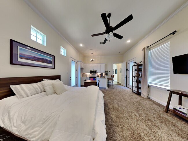 Building Photo - Experience Resort-Style Living in the Prestigious Gated Community of Bella Flora.