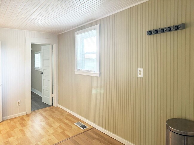 Building Photo - Darling 2 Bedroom Home in Hasley!