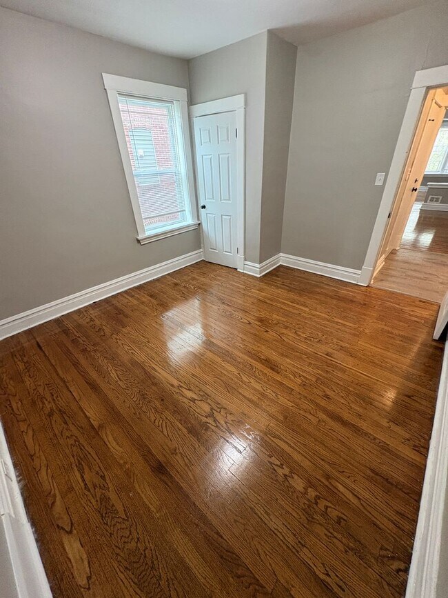 Building Photo - Christy 1