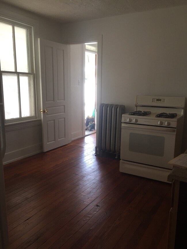 Building Photo - Large 2nd Floor, 4 Bedroom Apartment in York City Near Farquhar Park