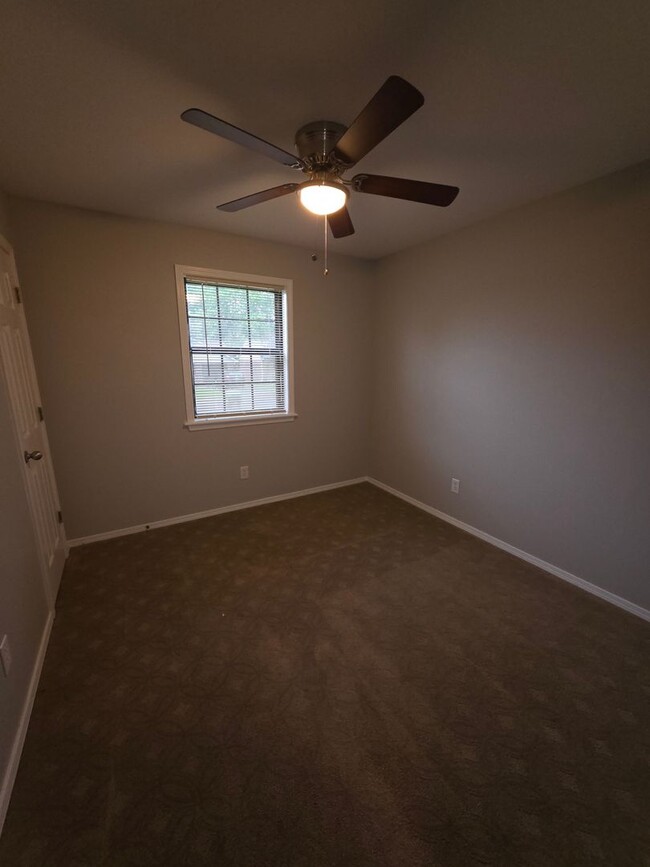 Building Photo - 604 Twin Oaks Dr