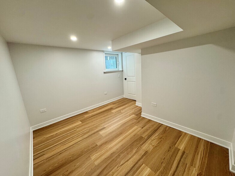 Building Photo - 4816 W Henderson St