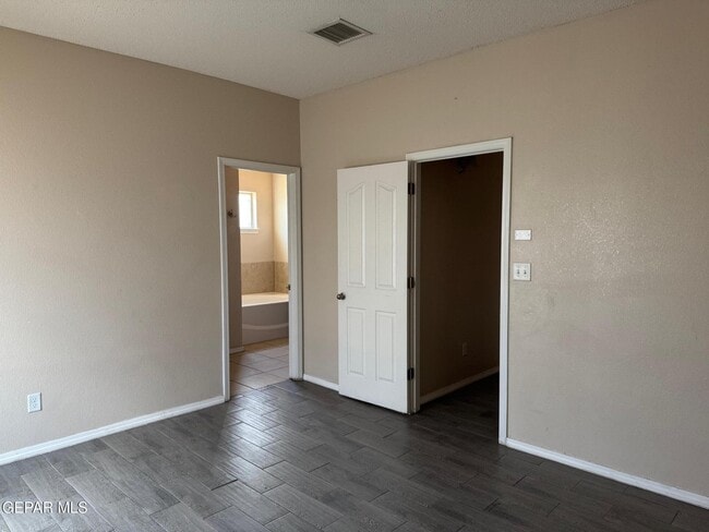 Building Photo - 613 Valley Plum Ave